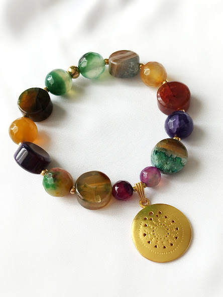 Pulsera en piedras naturales de Ágatas facetadas planas y redondas – Dije Precolombino de Pectoral Muisca