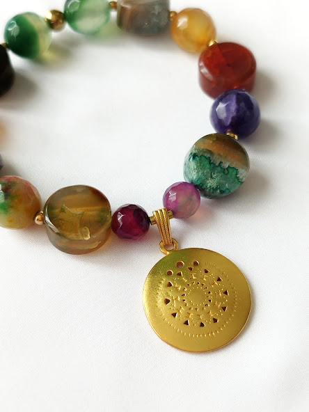 Pulsera en piedras naturales de Ágatas facetadas planas y redondas – Dije Precolombino de Pectoral Muisca - Imagen 2