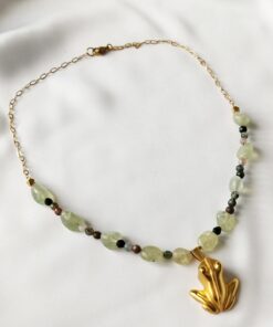 Gargantilla en piedras naturales de Peronita y Ágatas Verdes – Dije de Rana de una trenza de la cultura indígena Tairona.