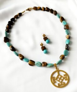 Juego de Collar y Aretes Precolombino en piedras naturales de Ojo de Tigre y Howlite – Dije de Colgante Martillado de la cultura indígena de Nariño.