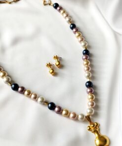 Juego de Collar y Aretes Precolombino en Perlas Shell – Dije de Poporo de la cultura indígena Quimbaya.