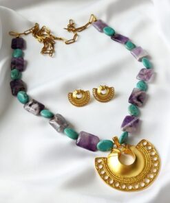 Collar Precolombino en Amatistas y Howlita azul – Dije de Nariguera Semilunar de la cultura indígena Tairona.