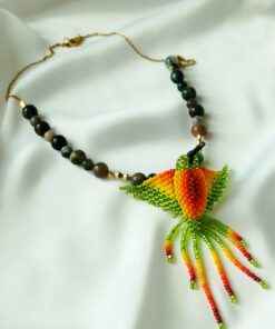 Gargantilla en Piedras naturales de Ágata Hindú - con Dije de Colibrí tejido a mano por indígenas del Putumayo.