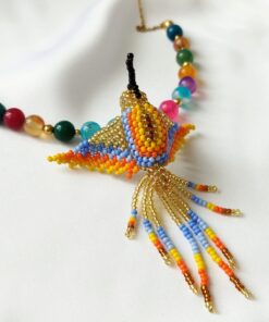 Gargantilla en Piedras naturales de Ágata multicolor - con Dije de Colibrí tejido a mano por indígenas del Putumayo.