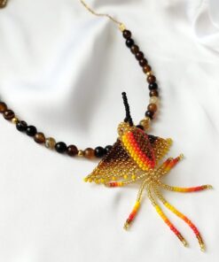 Gargantilla en Piedras naturales de Ágata - con Dije de Colibrí tejido a mano por indígenas del Putumayo.