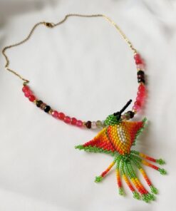 Gargantilla en Piedras naturales de Ágatas mini - con Dije de Colibrí tejido a mano por indígenas del Putumayo.