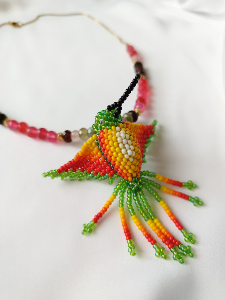 Gargantilla en Piedras naturales de Ágatas mini - con Dije de Colibrí tejido a mano por indígenas del Putumayo. - Imagen 2