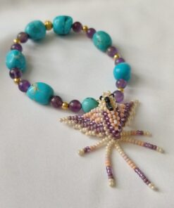 Pulsera en Piedras naturales de Turquesas y Amatistas con Dije de Colibrí tejido a mano por indígenas del Putumayo.