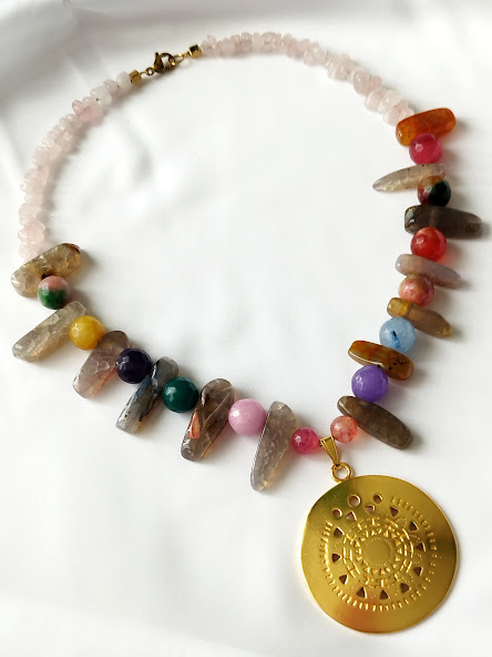 Collar  Precolombino en Ágatas Facetadas, Alargadas y Cuarzo Rosa – Dije  de Pectoral  de la cultura indígena Muisca.