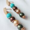 Aretes de Perlas Shell, Con detalle de alambrismo. Topo de bronce.