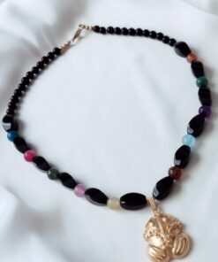 Collar Precolombino en piedras naturales de Ónix y Ágatas multicolores – Dije representativo de la cultura indígena Calima.