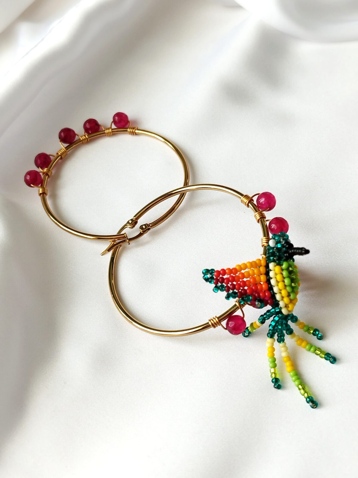 Candongas con piedras naturales de Ágata facetada – Con dije de Colibrí tejido a mano por los indígenas del Putumayo