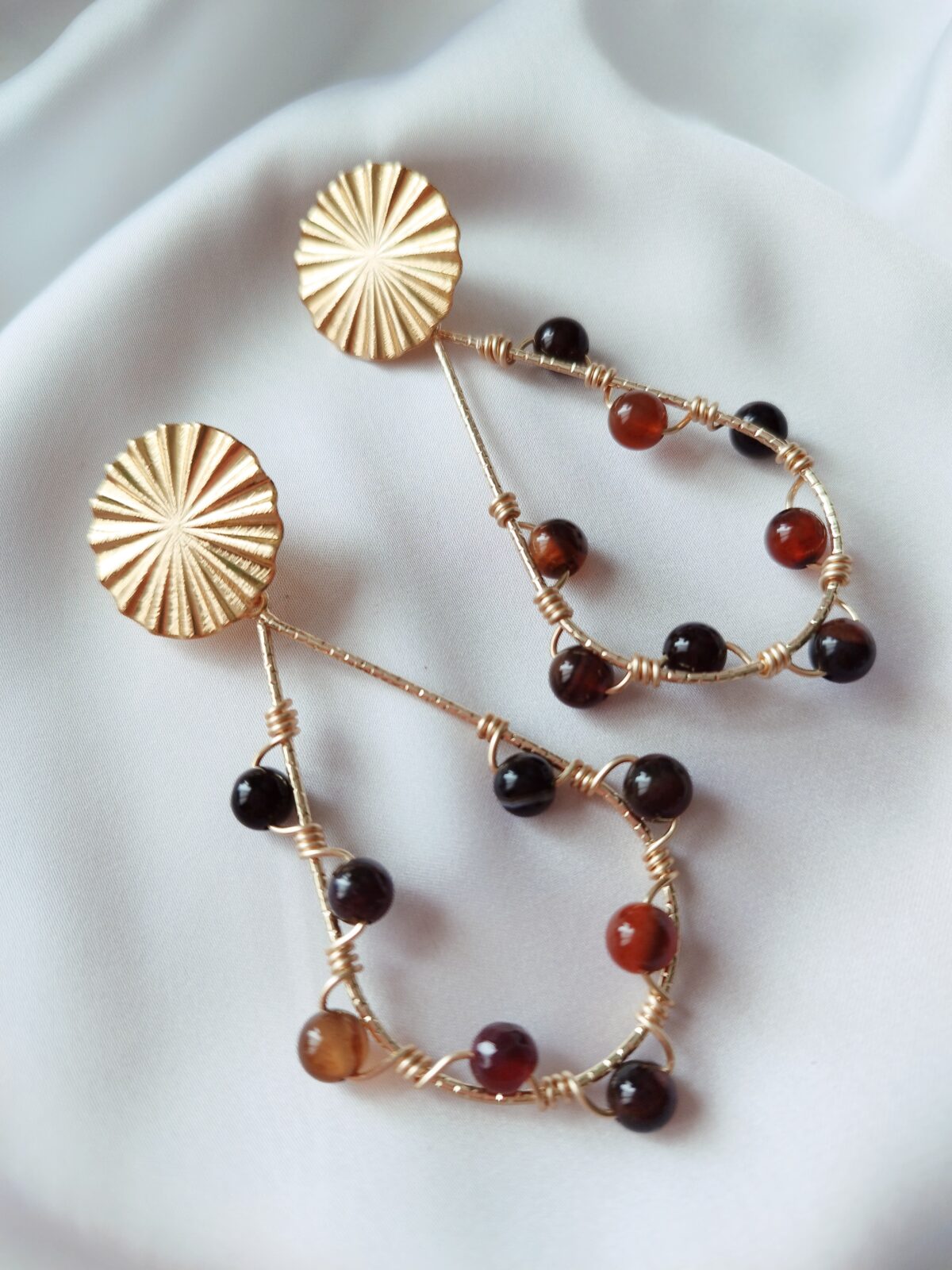 Aretes con base de gota antorchados en alambre con piedras naturales – Topos de Bronce - Imagen 3