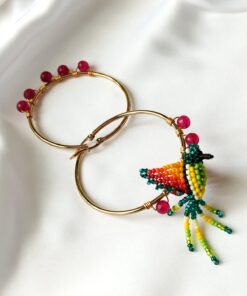 Candongas con piedras naturales de Ágata facetada – Con dije de Colibrí tejido a mano por los indígenas del Putumayo