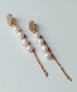 Aretes de perlas antorchados con alambre dorado, topo de bronce y cadenas de acero.