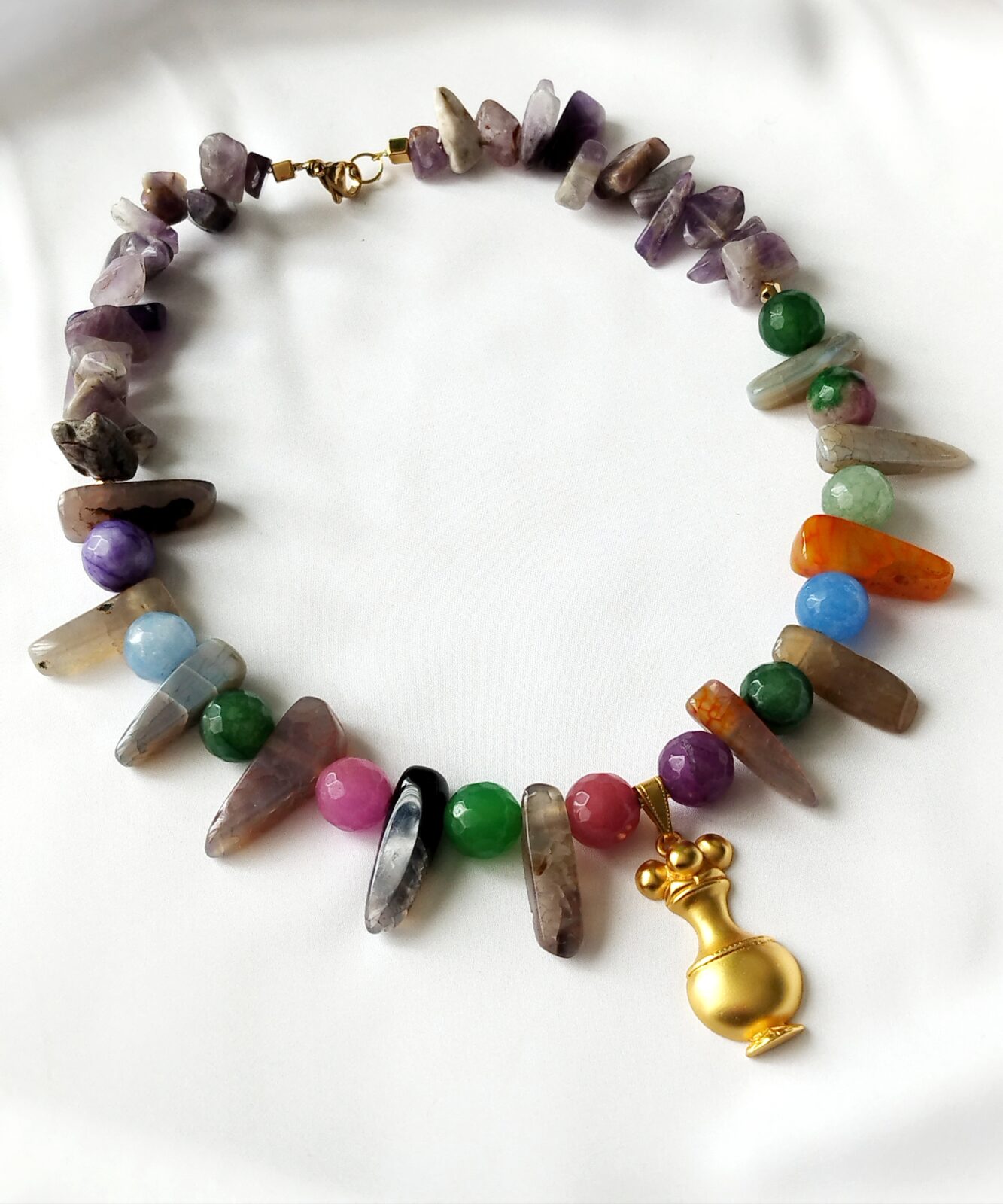 Collar  Precolombino en Agatas Facetadas, Alargadas y Amatistas – Dije  de Poporo  de la cultura indígena Quimbaya.