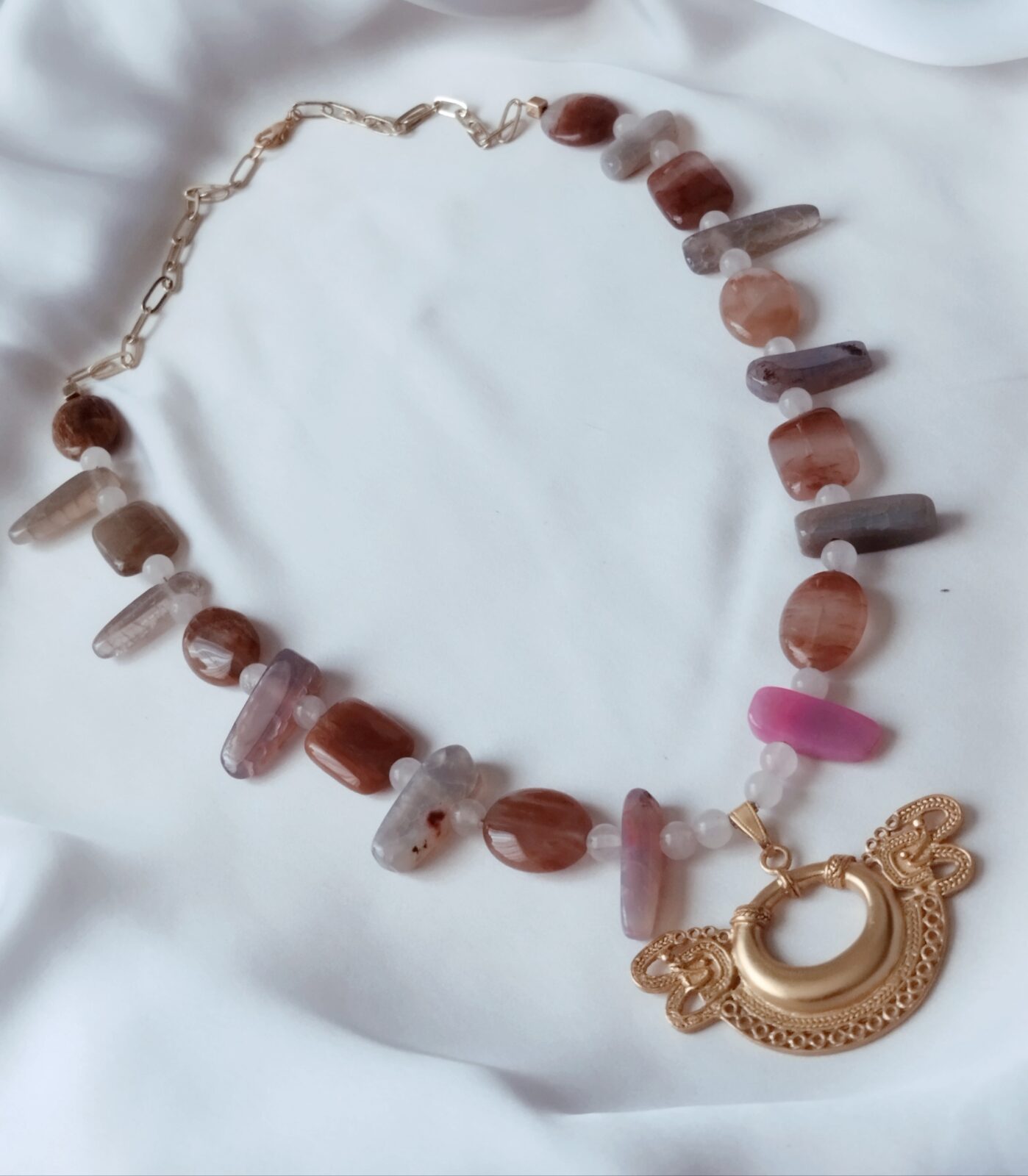 Collar largo de Agatas alargadas, planas y cuarzos rosa - Dije Precolombino Nariguera Serpiente de dos cabezas Tairona