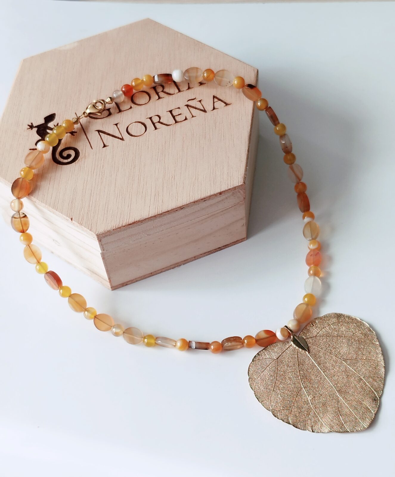 Collar en Piedras naturales de Ágatas fuego y miel - con Dije de hoja metalizada