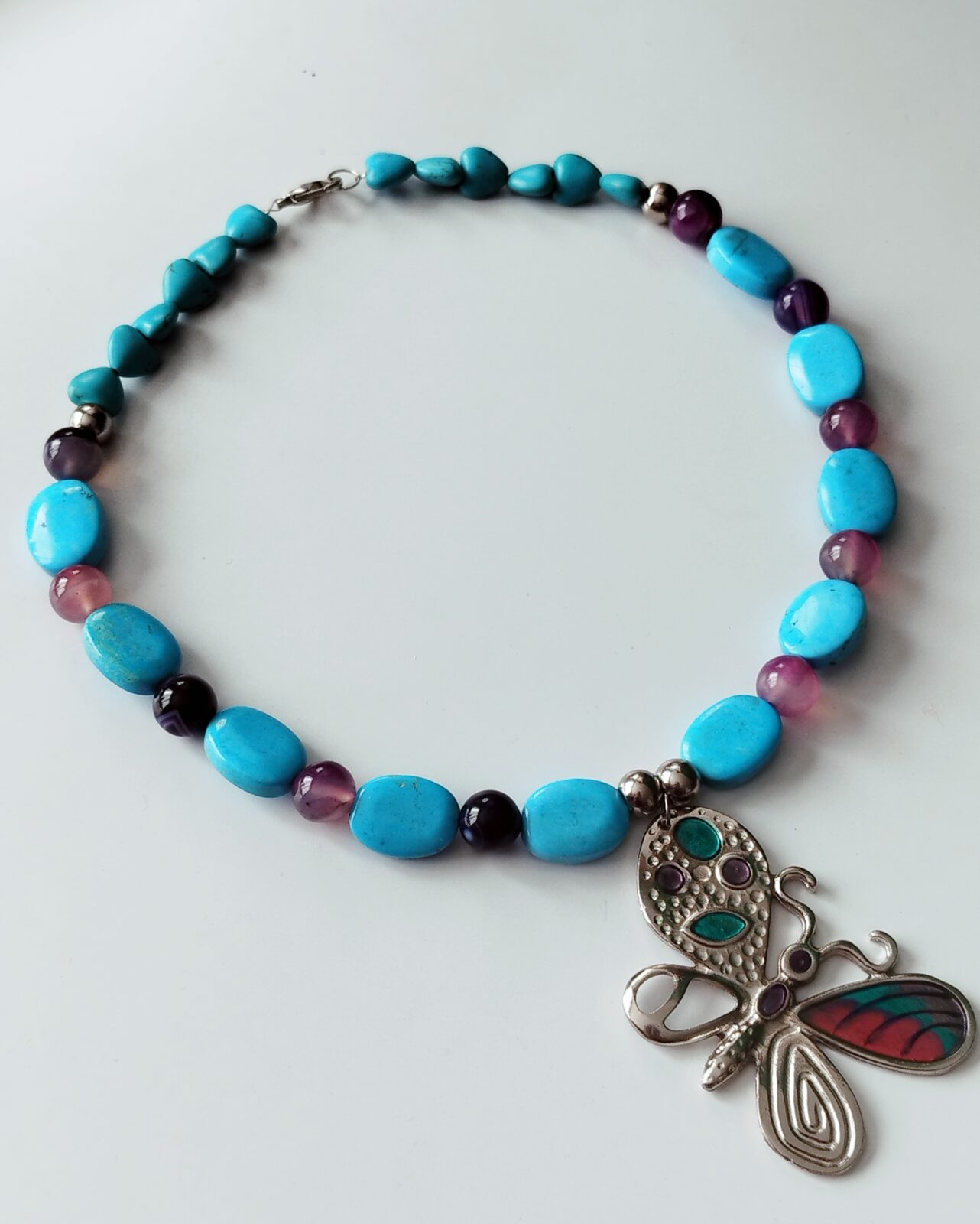 Collar en Piedras naturales de Turquesa y Ágatas Púrpura - con Dije de Mariposa