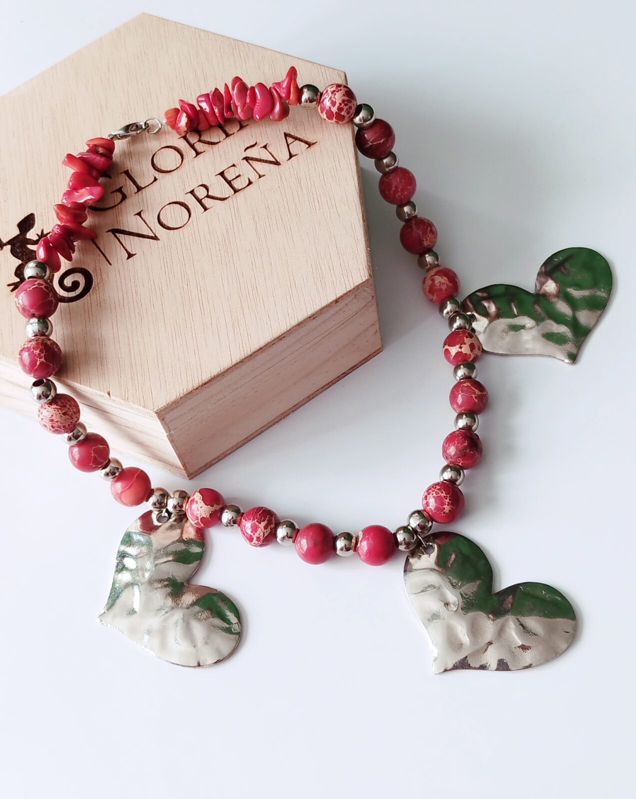 Collar en Piedras naturales de Jasper Rojo - con Dijes de Corazones plateados