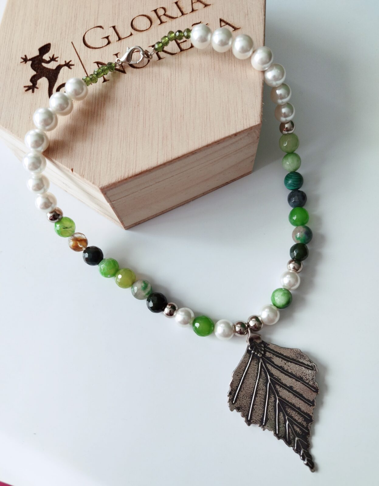 Collar en Piedras naturales de Ágatas facetadas y Perlas Shell - con Dije de hoja plateada