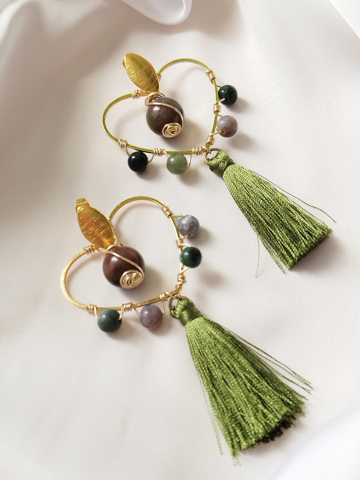 Aretes con base de corazón, tejidos con alambre y piedras naturales. Topos en bronce y Borlas. - Imagen 2