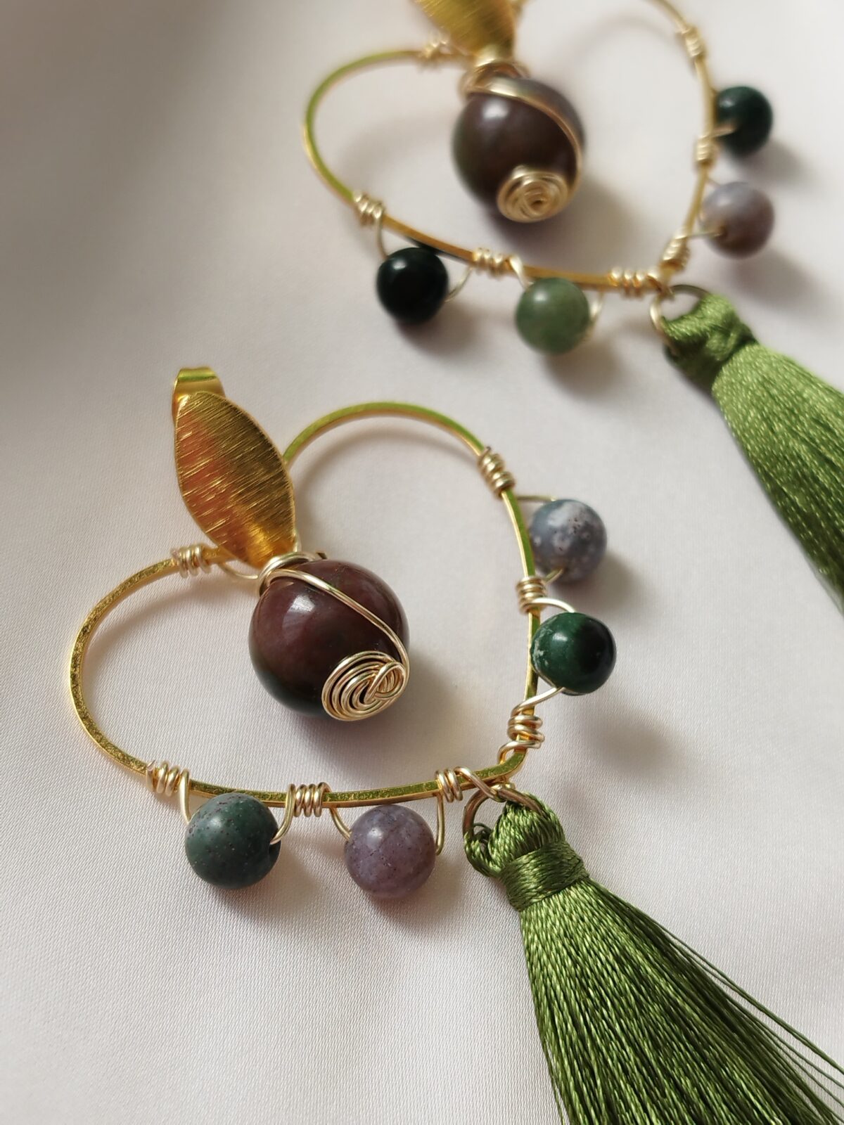 Aretes con base de corazón, tejidos con alambre y piedras naturales. Topos en bronce y Borlas. - Imagen 3