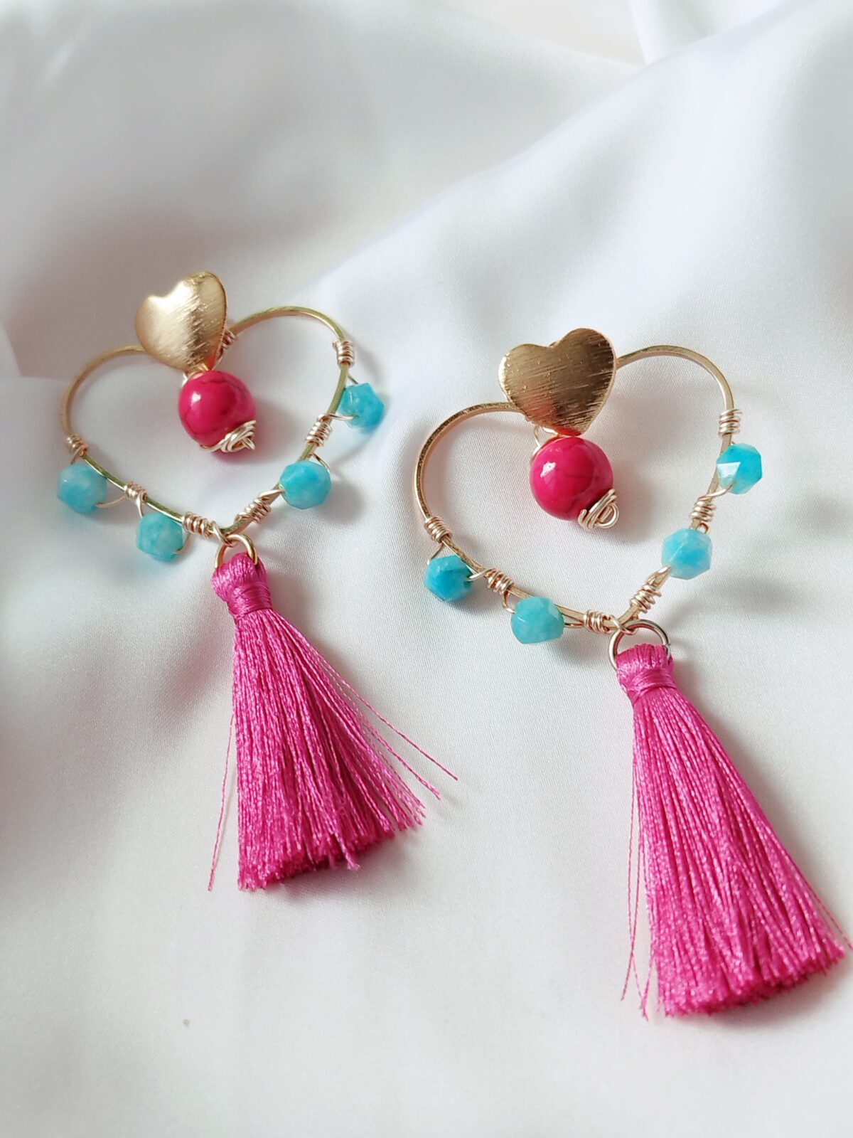 Aretes con base de corazón, tejidos con alambre y piedras naturales. Topos en bronce y Borlas.