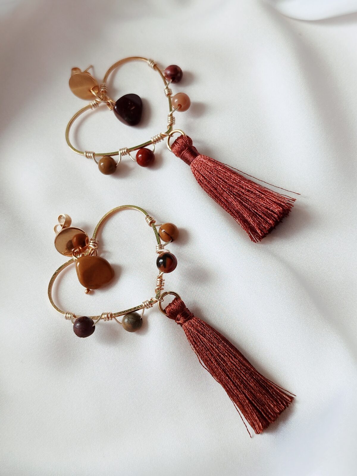 Aretes con base de corazón, tejidos con alambre y piedras naturales. Topos en bronce y Borlas. - Imagen 4