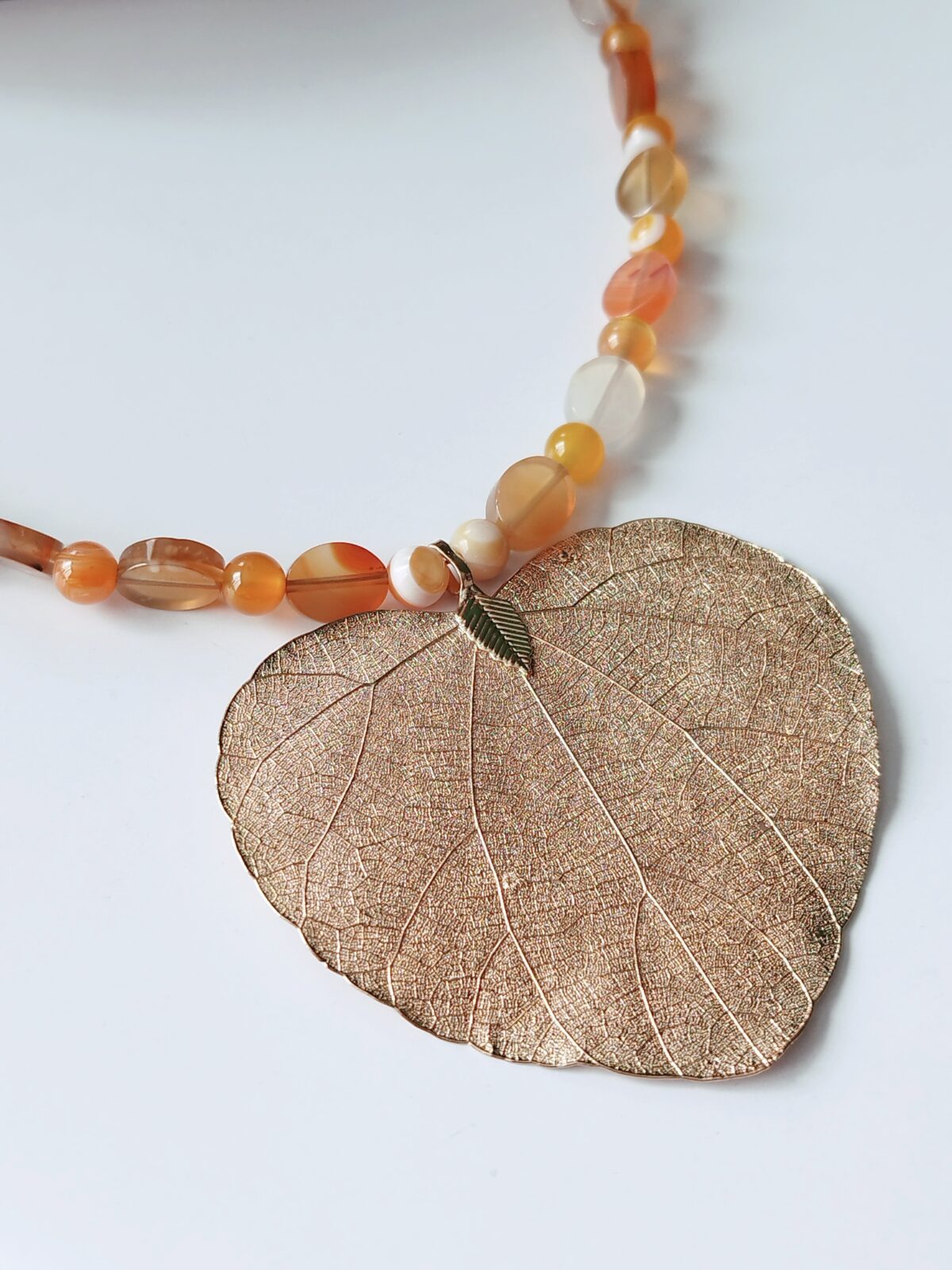 Collar en Piedras naturales de Ágatas fuego y miel - con Dije de hoja metalizada - Imagen 2