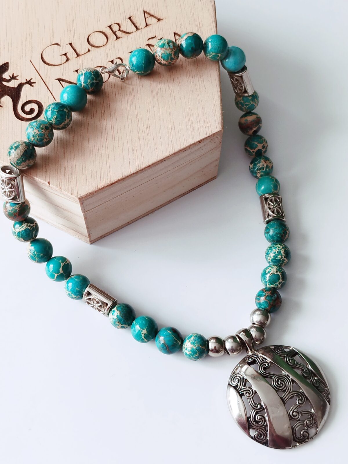 Collar en Piedras naturales de Jasper Turquesa - con Dije redondo Plateado