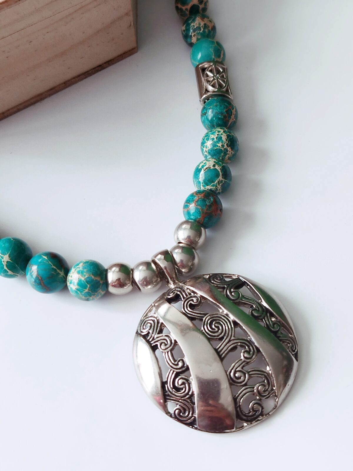 Collar en Piedras naturales de Jasper Turquesa - con Dije redondo Plateado - Imagen 2