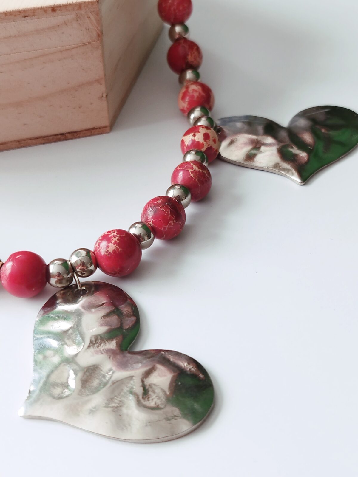 Collar en Piedras naturales de Jasper Rojo - con Dijes de Corazones plateados - Imagen 2