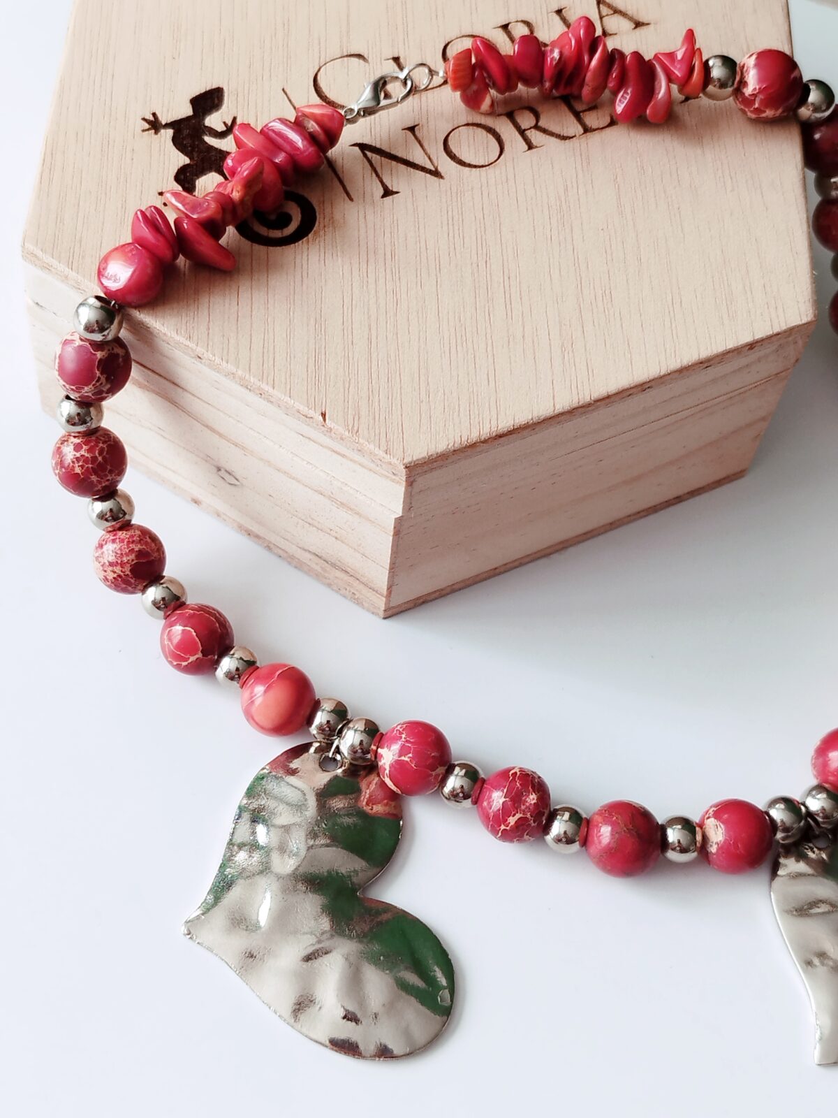 Collar en Piedras naturales de Jasper Rojo - con Dijes de Corazones plateados - Imagen 3
