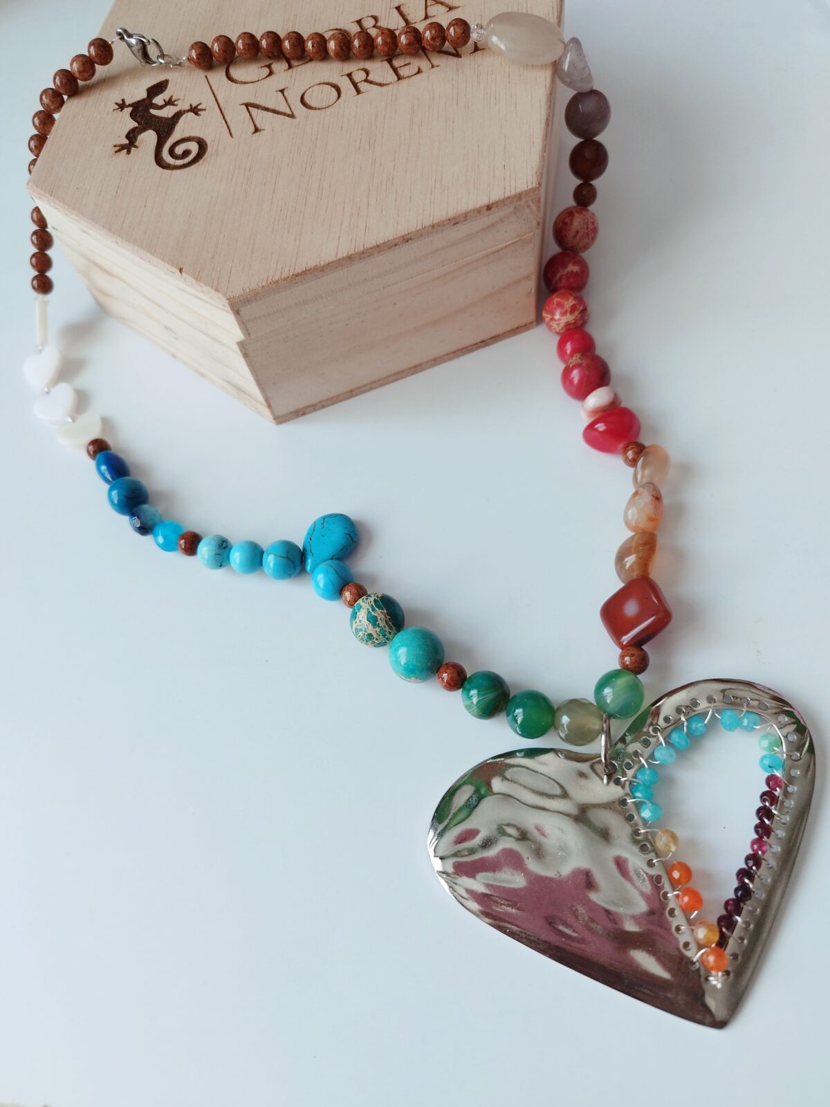 Collar en Piedras naturales - con Dije de Corazón tejido con piedras