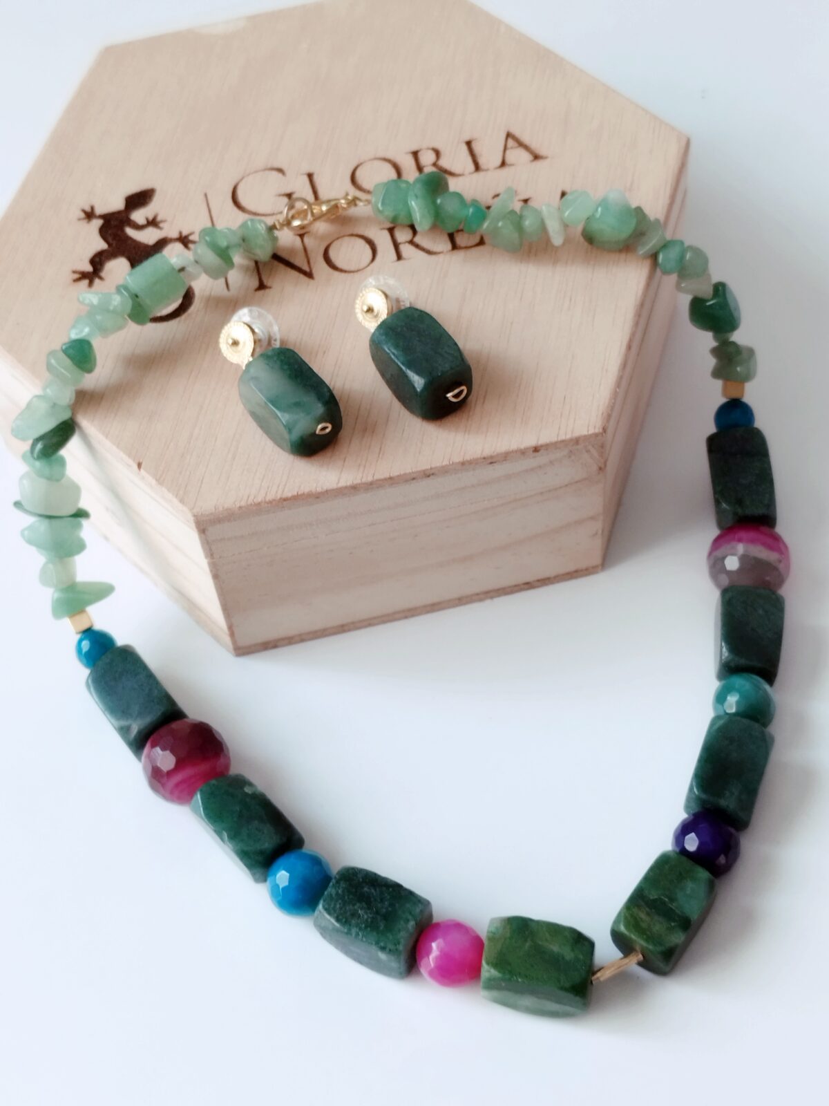 Juego de Collar y aretes en Piedras naturales de Ágatas facetadas y Jade