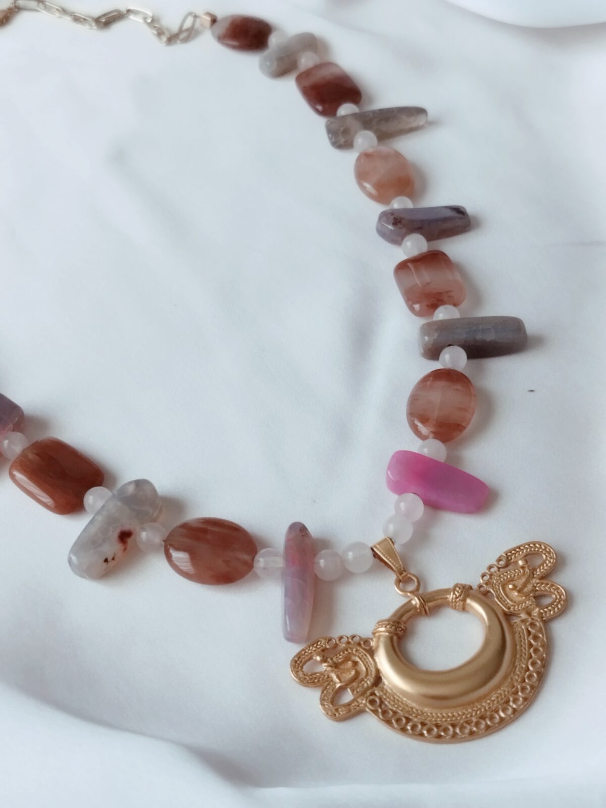 Collar largo de Agatas alargadas, planas y cuarzos rosa - Dije Precolombino Nariguera Serpiente de dos cabezas Tairona - Imagen 2
