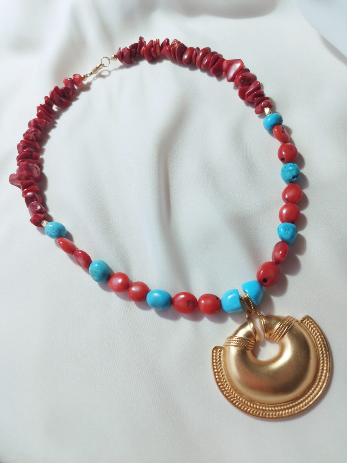 Collar de Piedras naturales de Turquesas y Corales - Dije Precolombino Nariguera de trenza Quimbaya