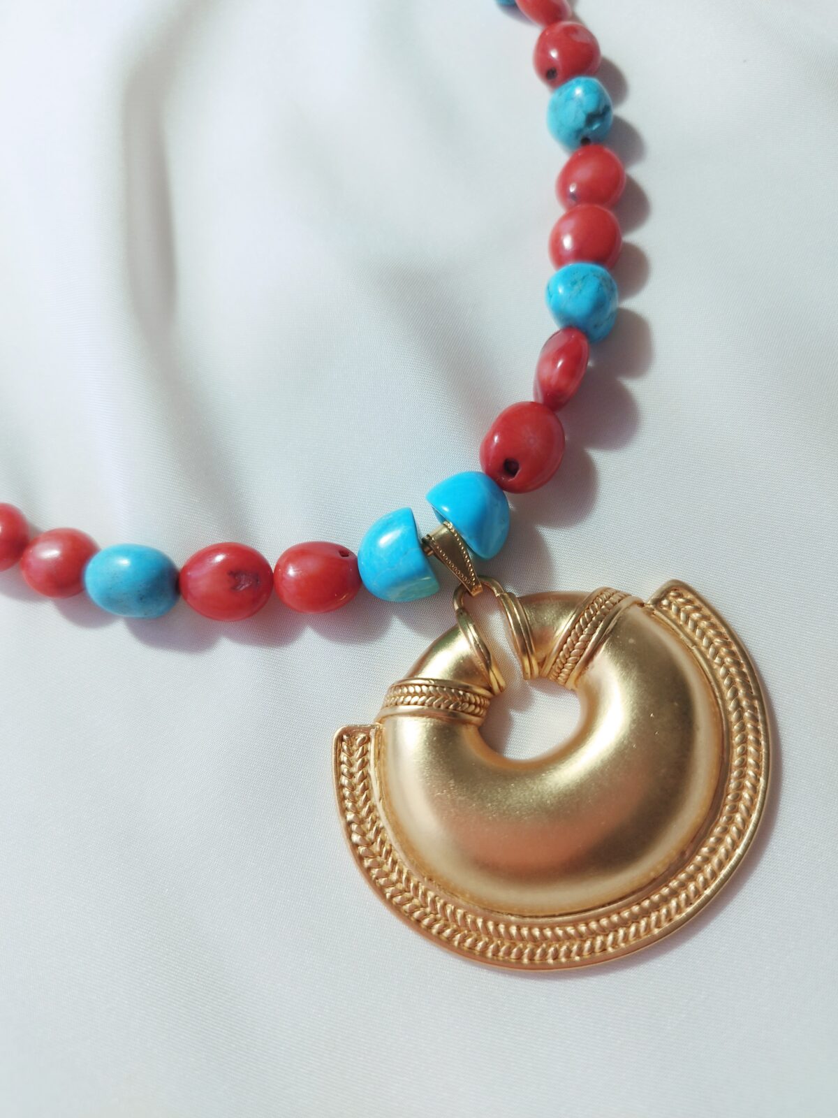 Collar de Piedras naturales de Turquesas y Corales - Dije Precolombino Nariguera de trenza Quimbaya - Imagen 2