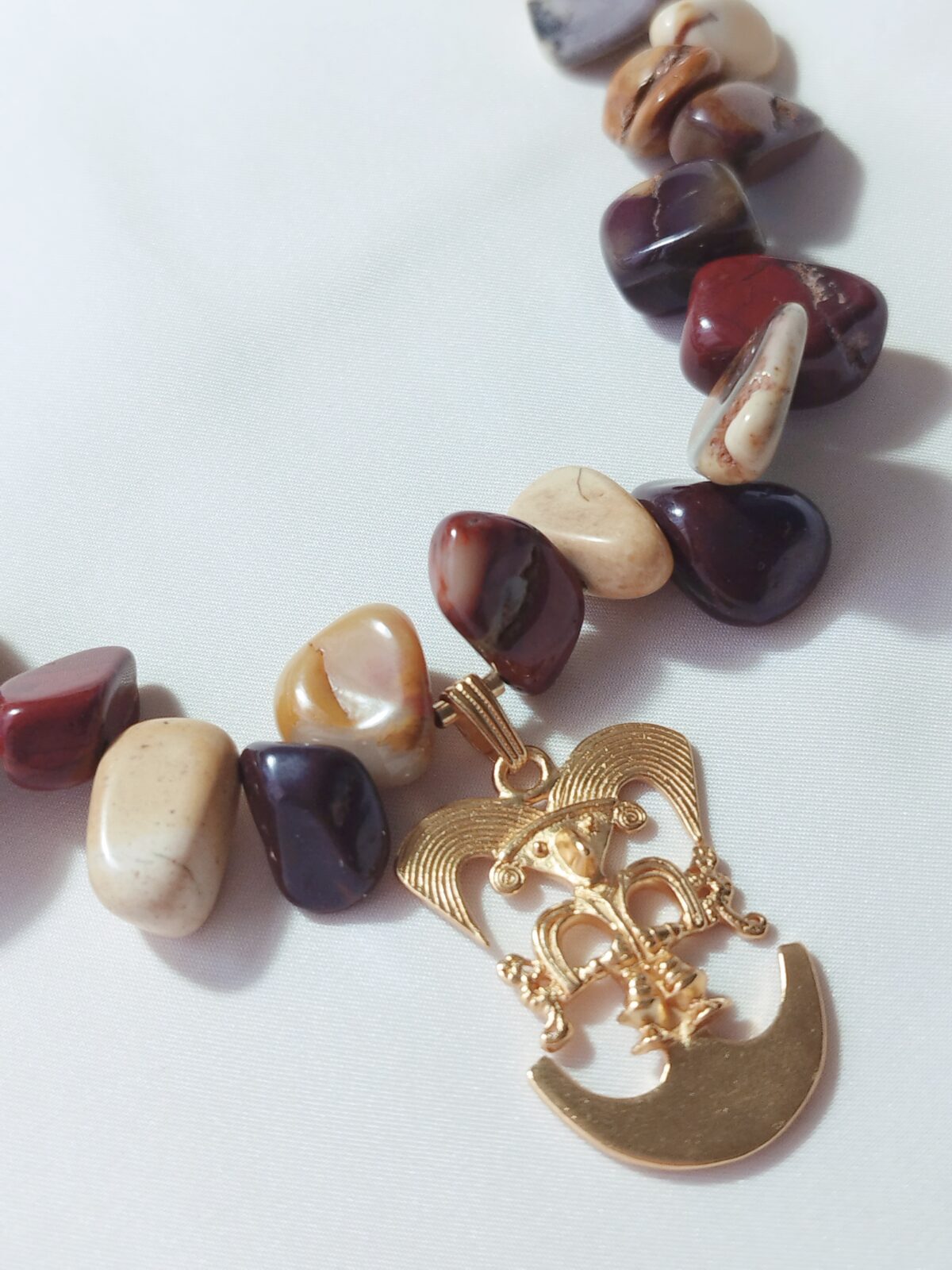 Collar de Piedras naturales de Ágata Sanguina - Dije Precolombino Hombre pico de ave - Imagen 2