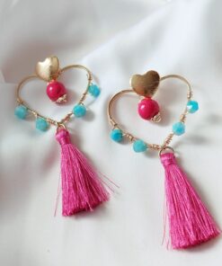 Aretes con base de corazón, tejidos con alambre y piedras naturales. Topos en bronce y Borlas.