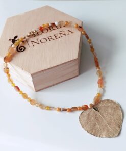 Collar en Piedras naturales de Ágatas fuego y miel - con Dije de hoja metalizada