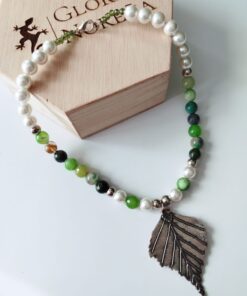 Collar en Piedras naturales de Ágatas facetadas y Perlas Shell - con Dije de hoja plateada