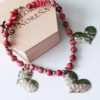 Collar en Piedras naturales de Jasper Rojo  - con Dijes de Corazones plateados