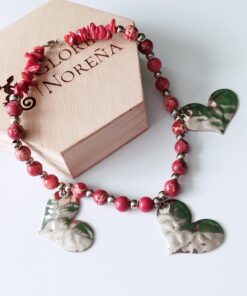 Collar en Piedras naturales de Jasper Rojo  - con Dijes de Corazones plateados