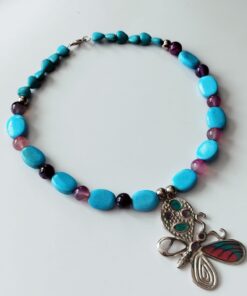 Collar en Piedras naturales de Turquesa y Ágatas Púrpura - con Dije de Mariposa