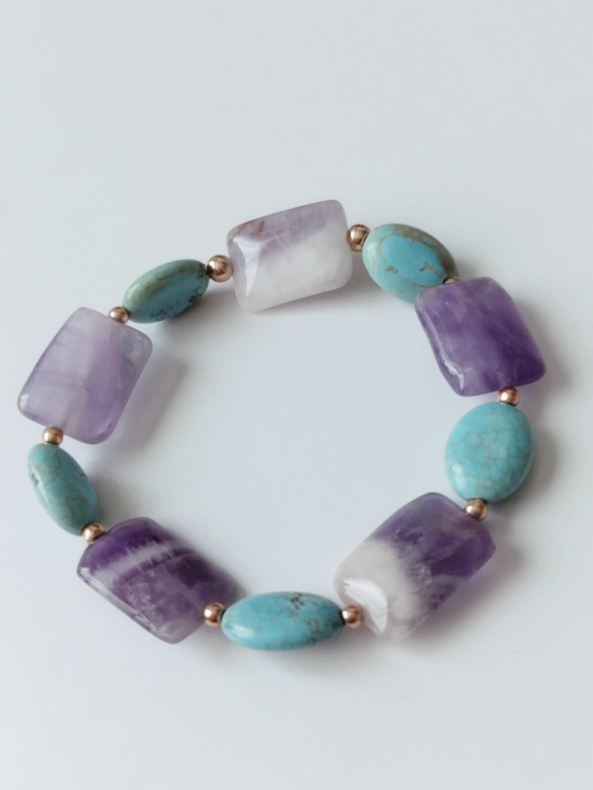 Pulsera en Piedras naturales de Amatista y Howlita