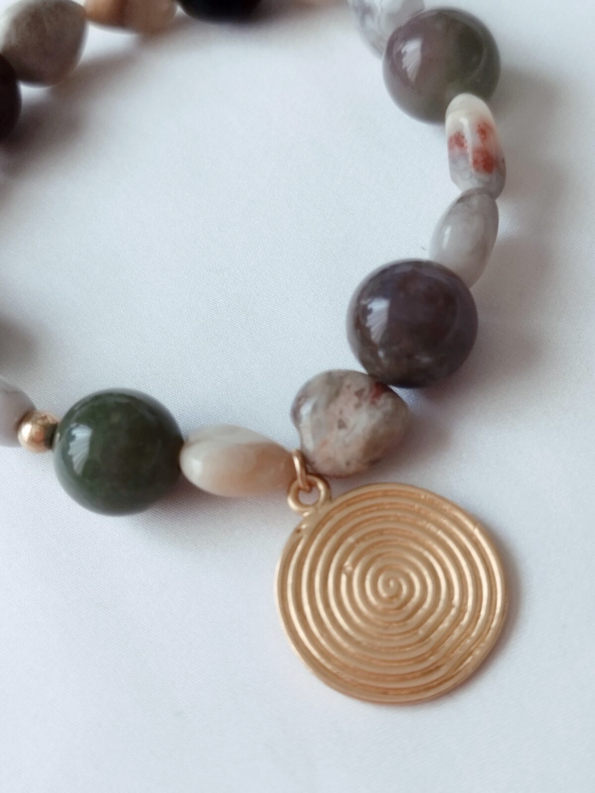 Pulsera en piedras naturales de Ágatas Hindú – Dije Precolombino de espiral Quimbaya - Imagen 2