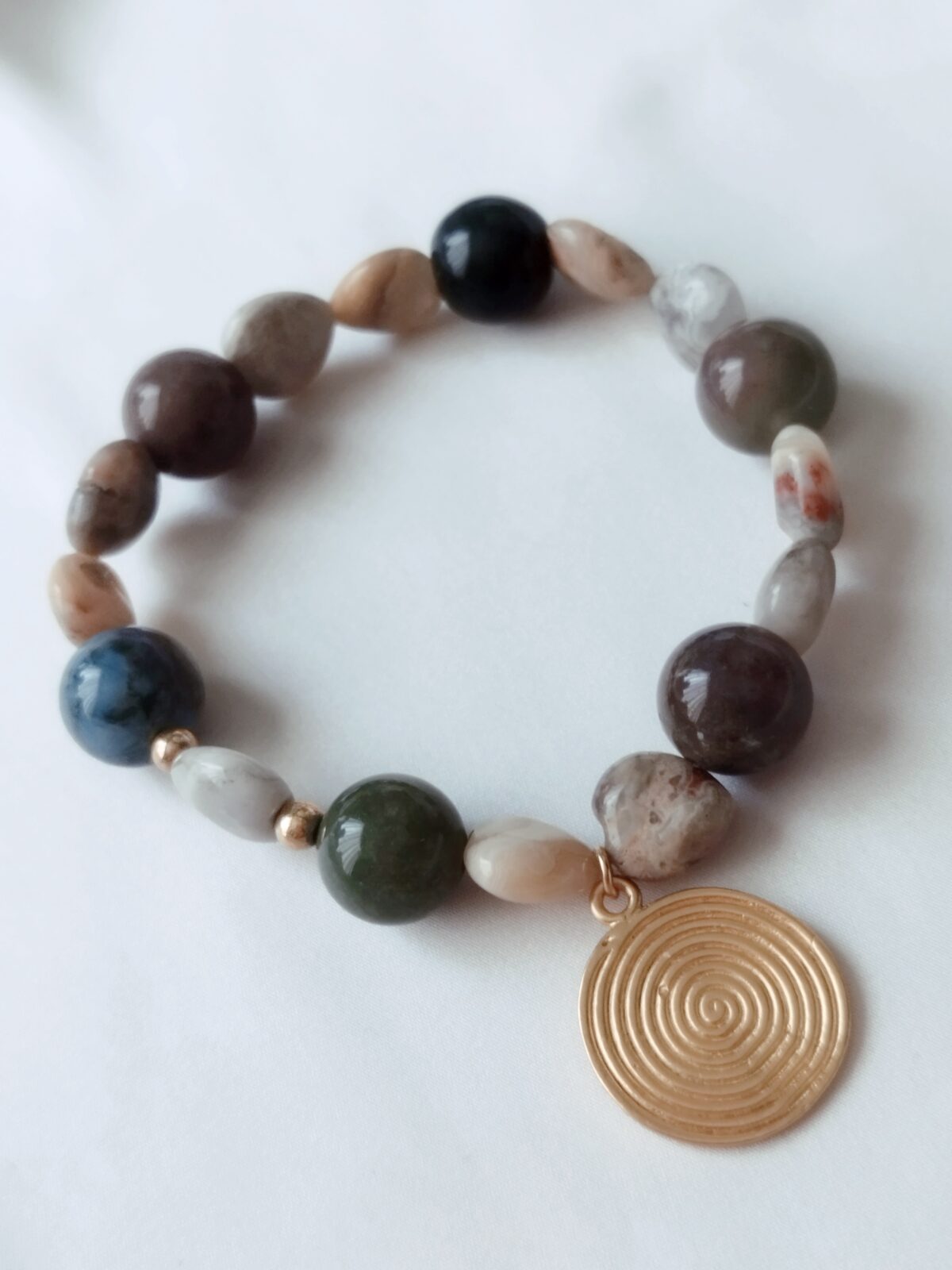 Pulsera en piedras naturales de Ágatas Hindú – Dije Precolombino de espiral Quimbaya