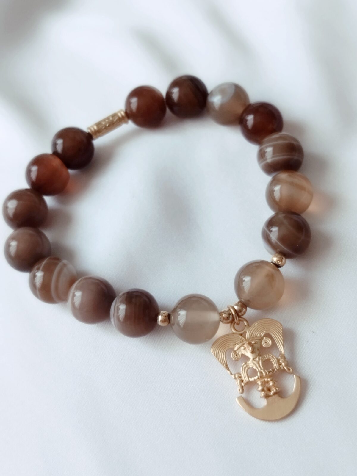 Pulsera en piedras naturales de Ágatas Café – Dije Precolombino Hombre pico de ave del Cauca.